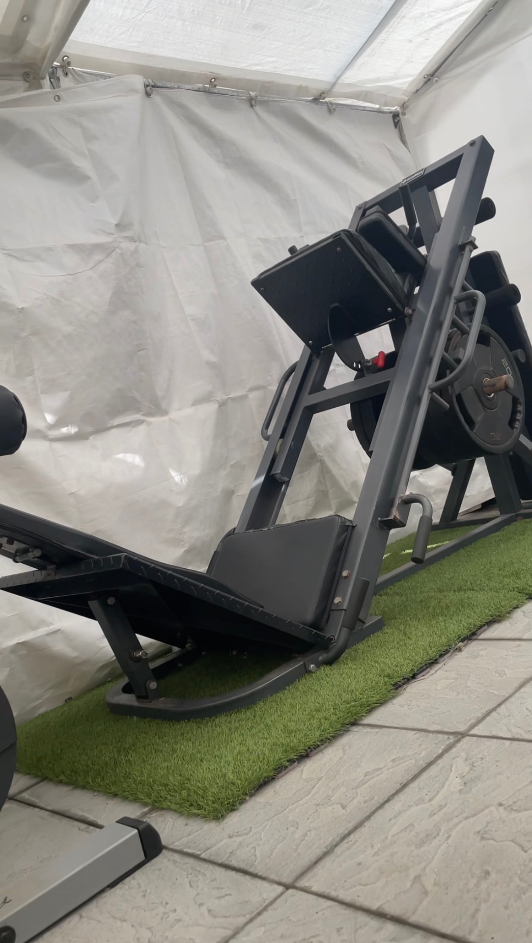 Plate-loaded leg press machine